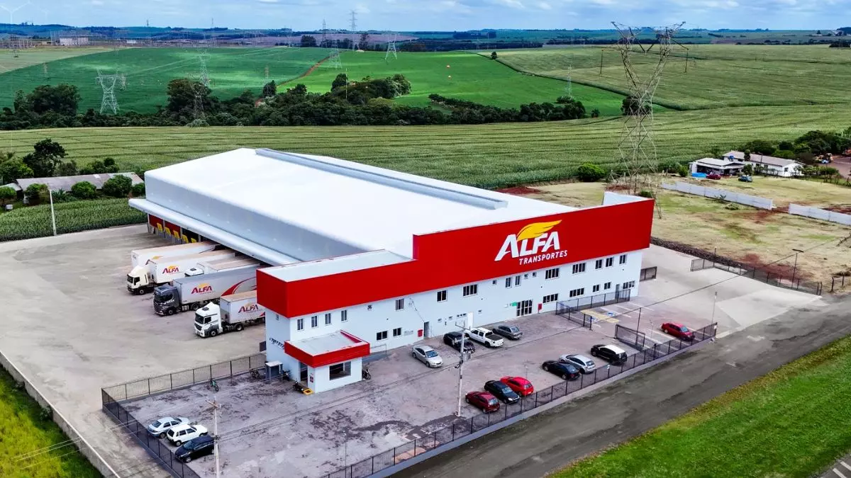 A foto mostra uma filial e vários caminhões da Alfa Transportes