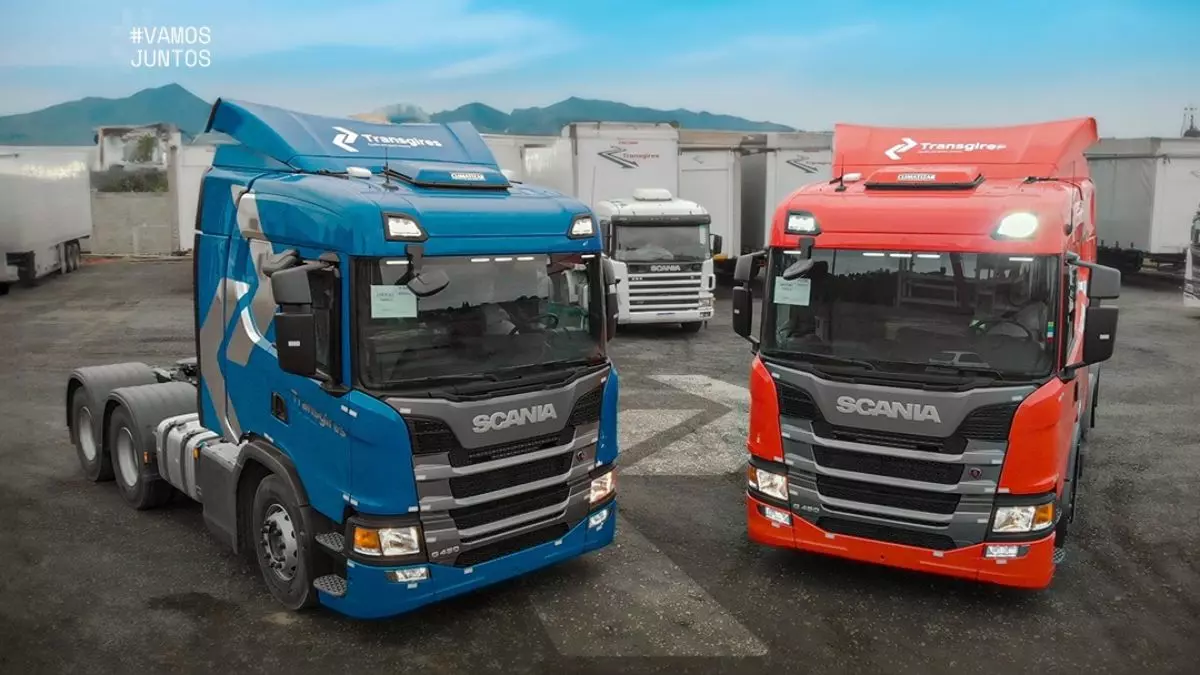 A foto mostra dois caminhões da Transgires Transportes