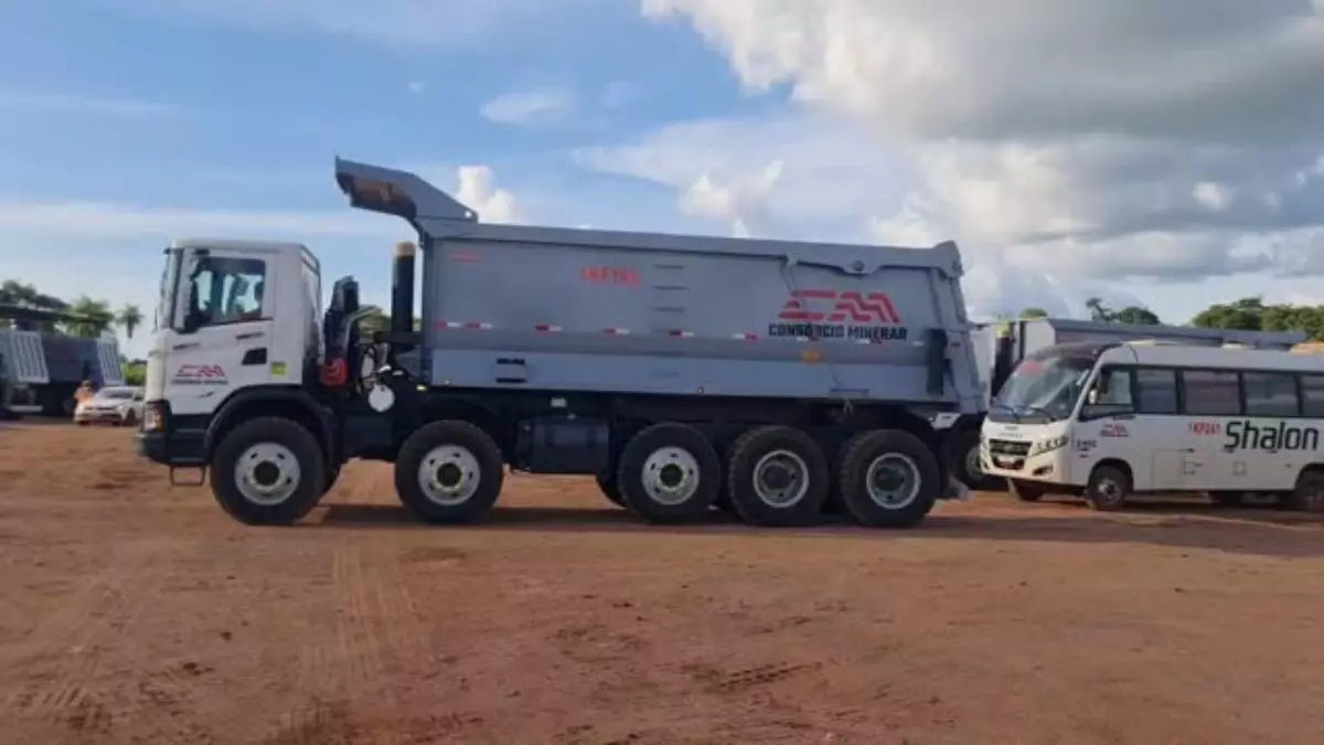 A foto mostra um caminhão e um ônibus do Consórcio Minerar
