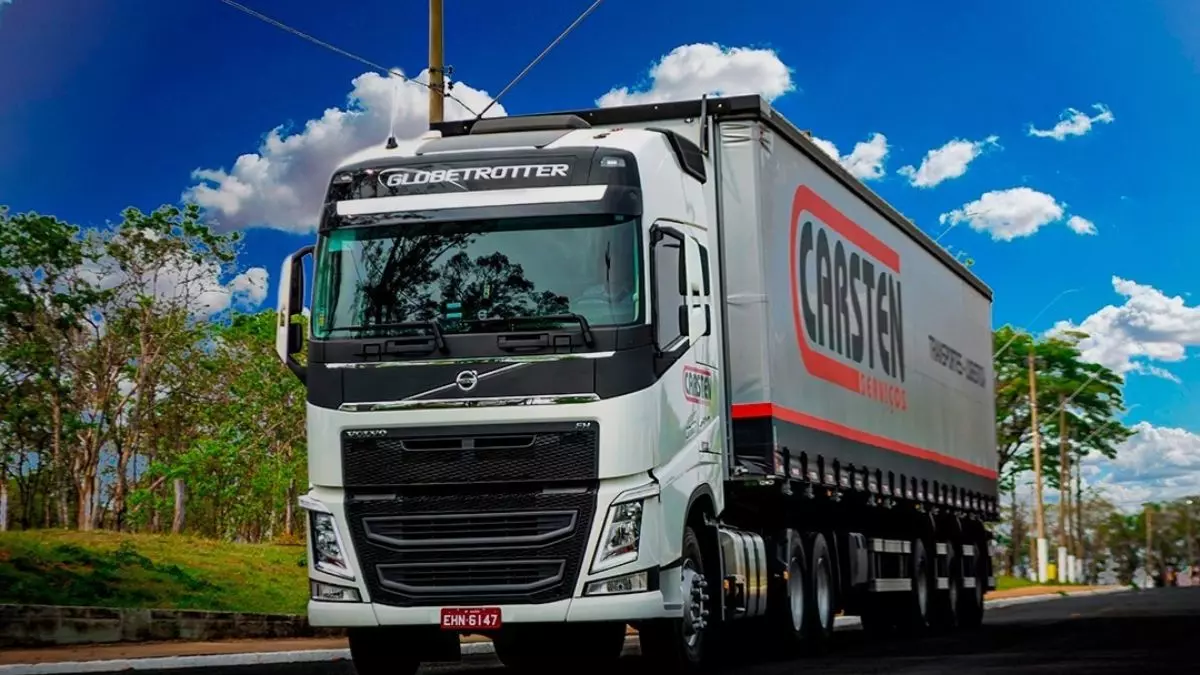 A foto mostra uma carreta da Carsten Serviços