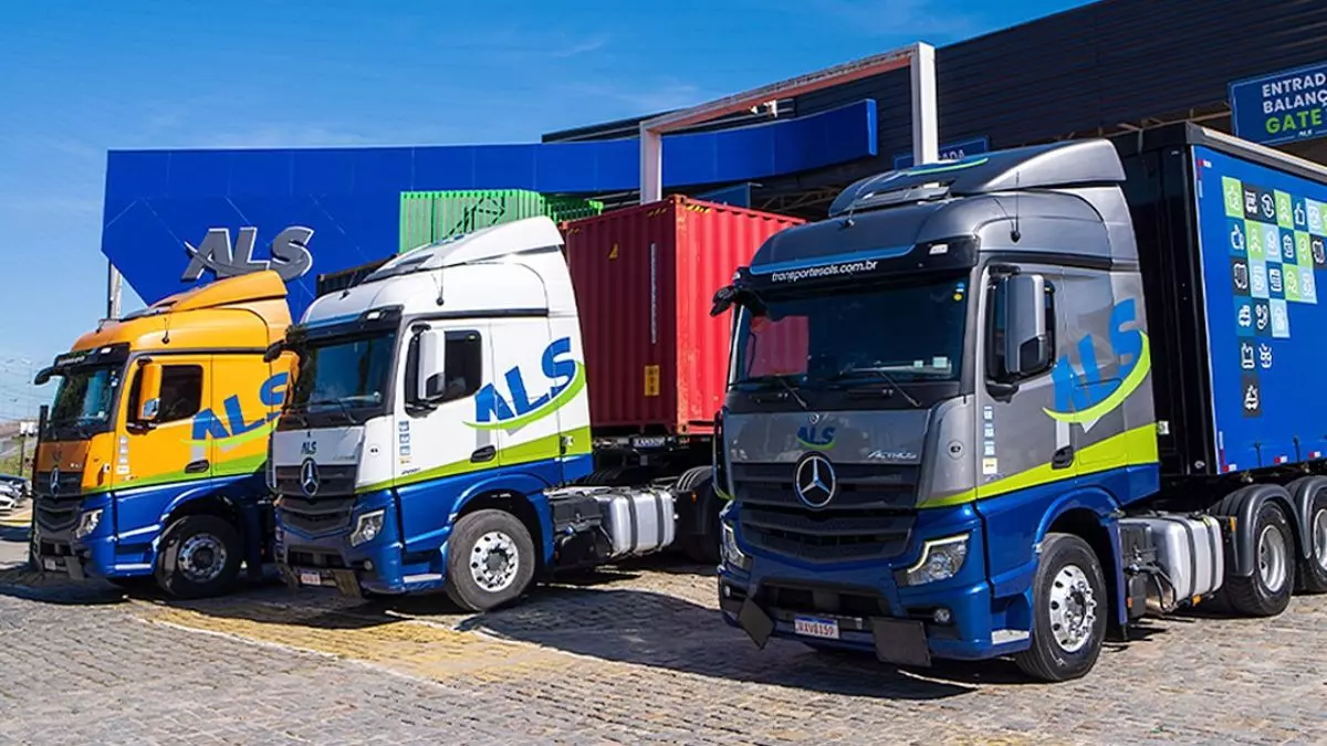 A foto mostra uma frota de carretas da ALS Logística