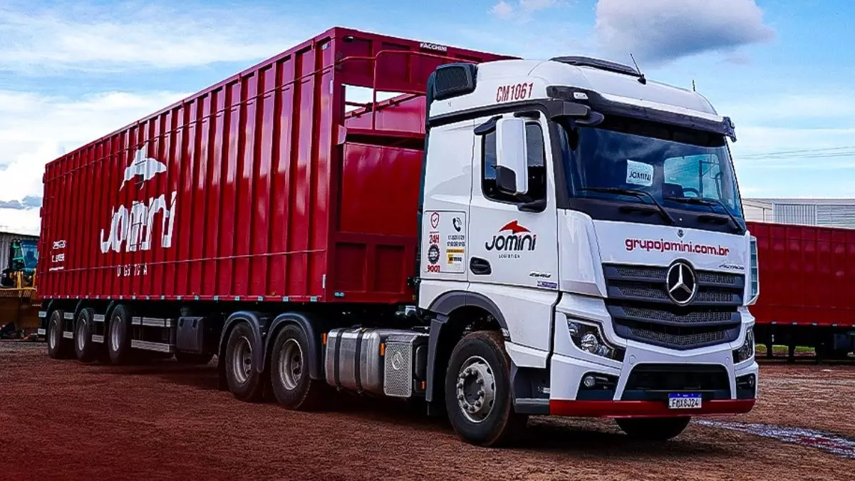 A foto mostra uma carreta do Grupo Jomini