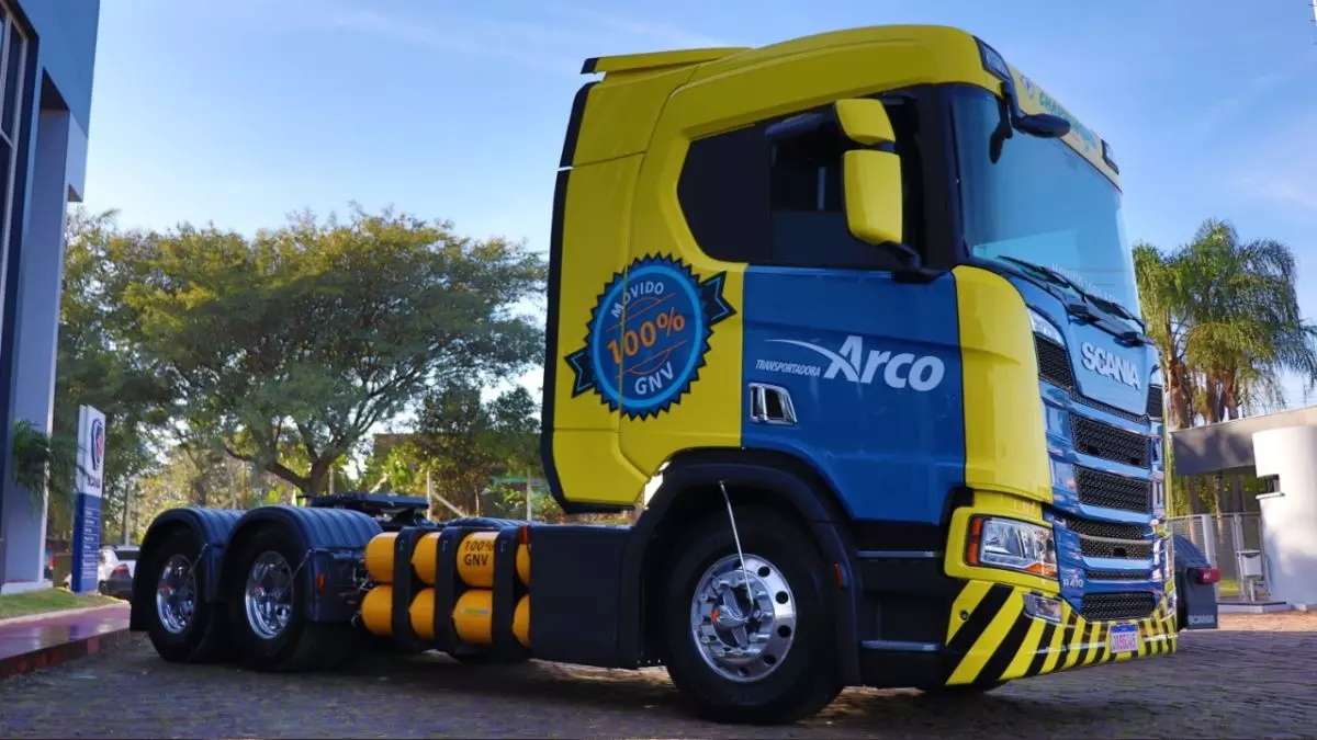 A foto mostra um caminhão do Grupo Arco