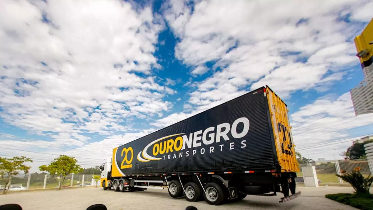 A foto mostra uma carreta da Ouro Negro Transportes