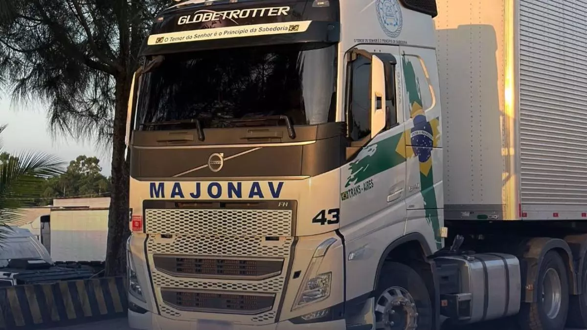 A foto mostra uma carreta da Majonav