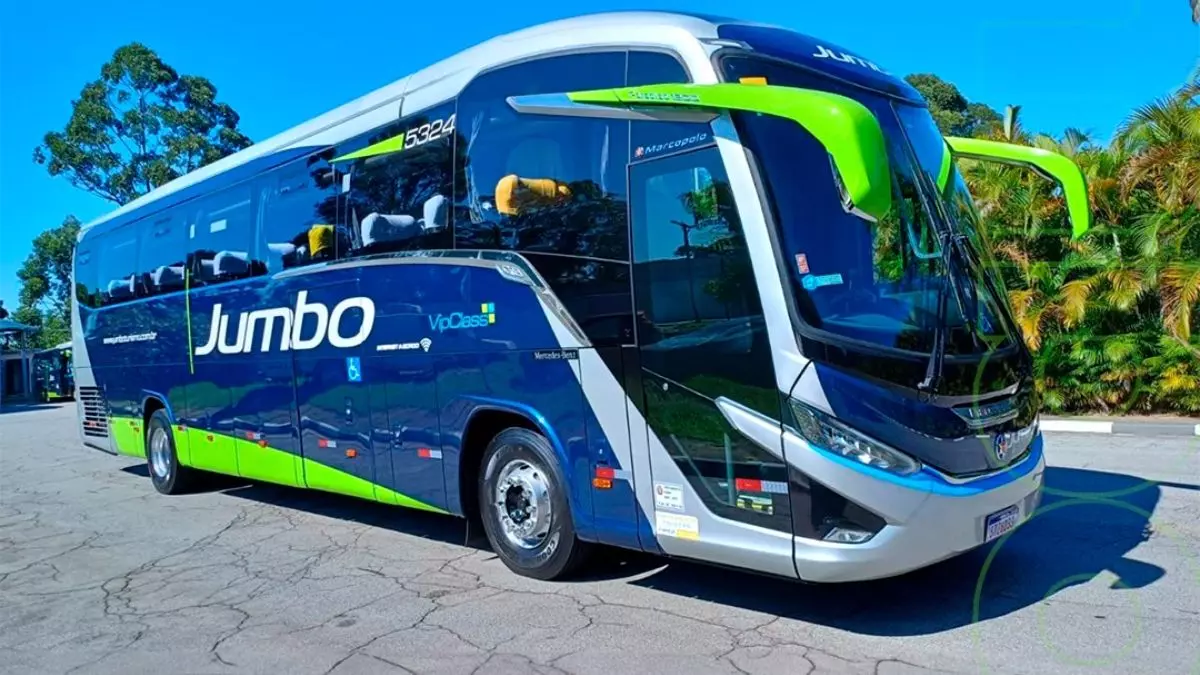 A foto mostra um ônibus da Jumbo Turismo