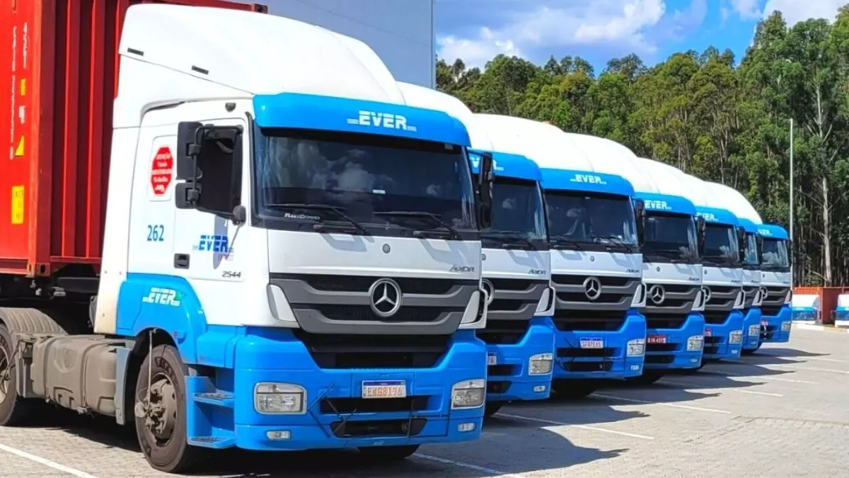 A foto mostra uma frota de caminhões da EVER Express