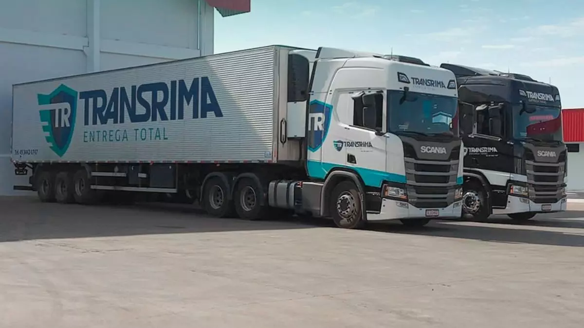 A foto mostra uma frota de 2 carretas da Transrima