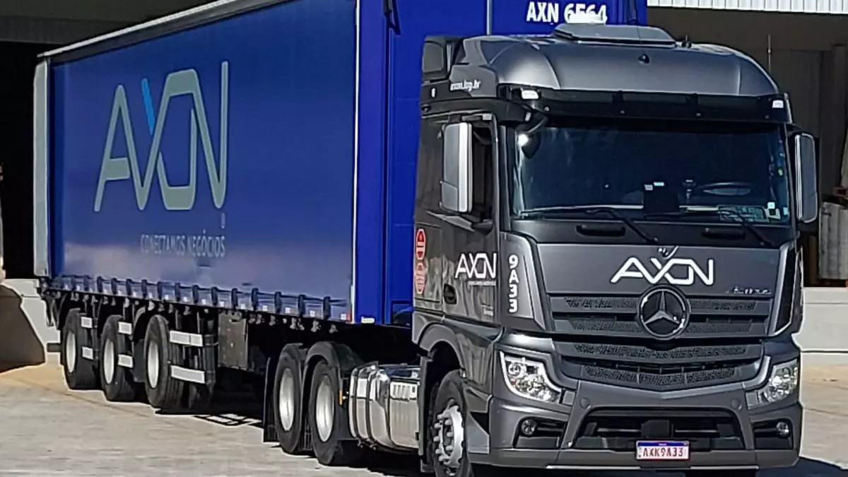 A foto mostra uma carreta da AXON Logística