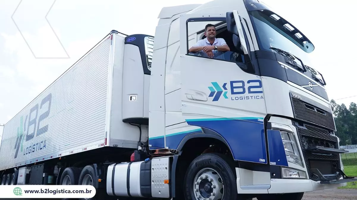 A foto mostra uma carreta da B2 Logística