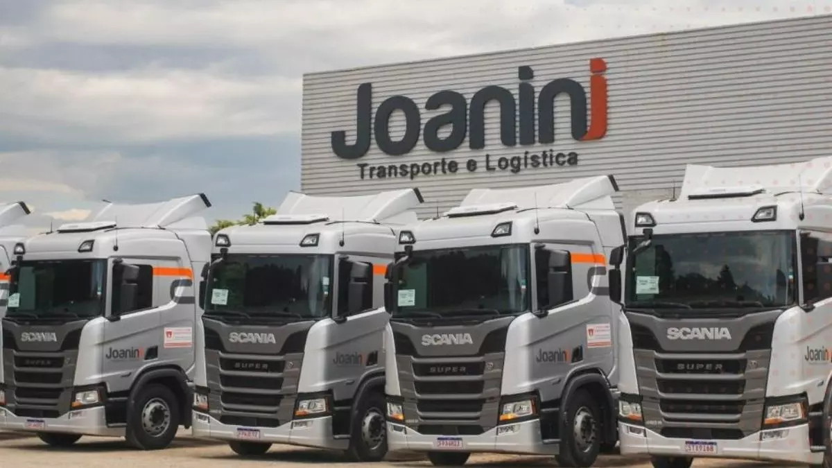 A foto mostra uma frota de caminhões da Joanini Transporte