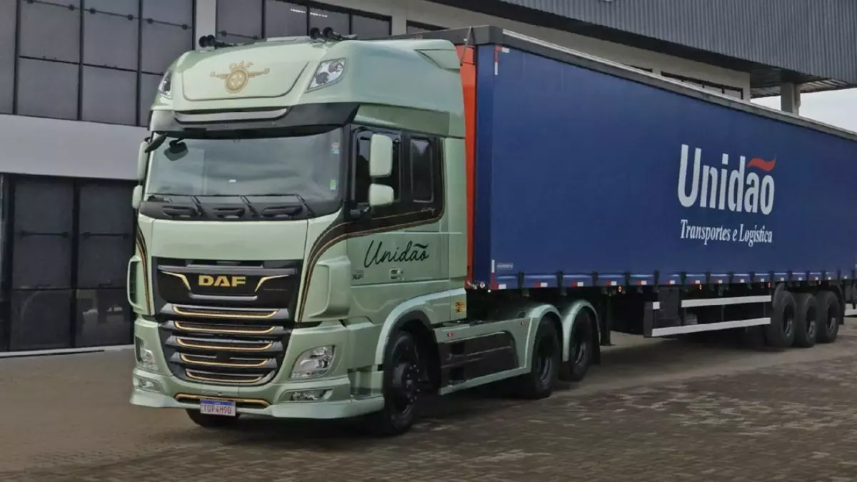 A foto mostra uma carreta da Unidão Transportes e Logística