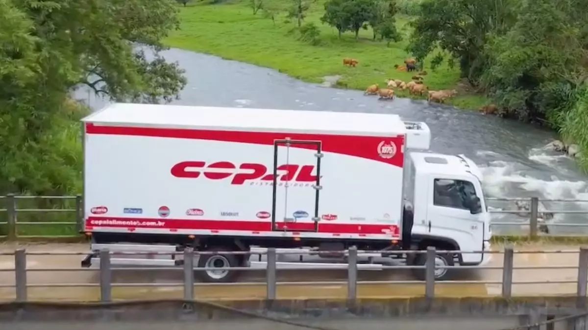 A foto mostra um caminhão da Copal Alimentos