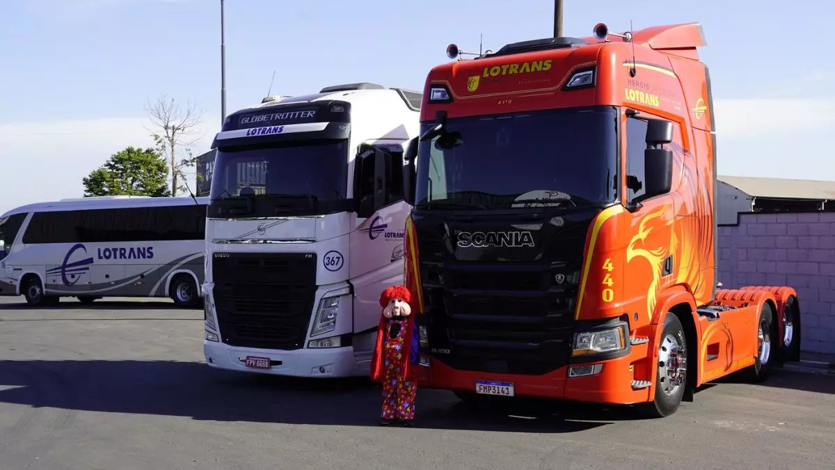 A foto mostra dois caminhões da Lotrans Transportes