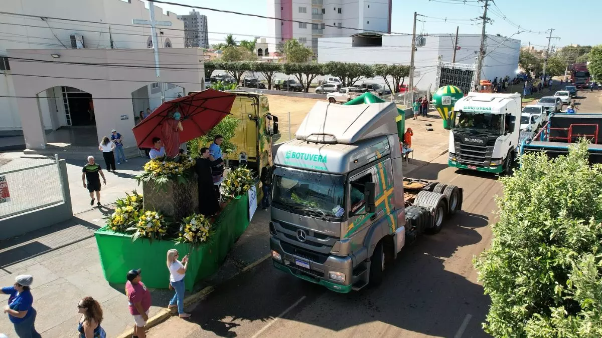 A foto mostra dois caminhões da Botuverá