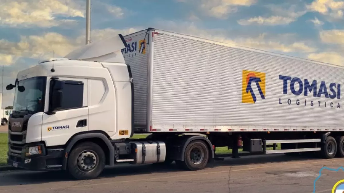 A foto mostra uma carreta da Tomasi Logística