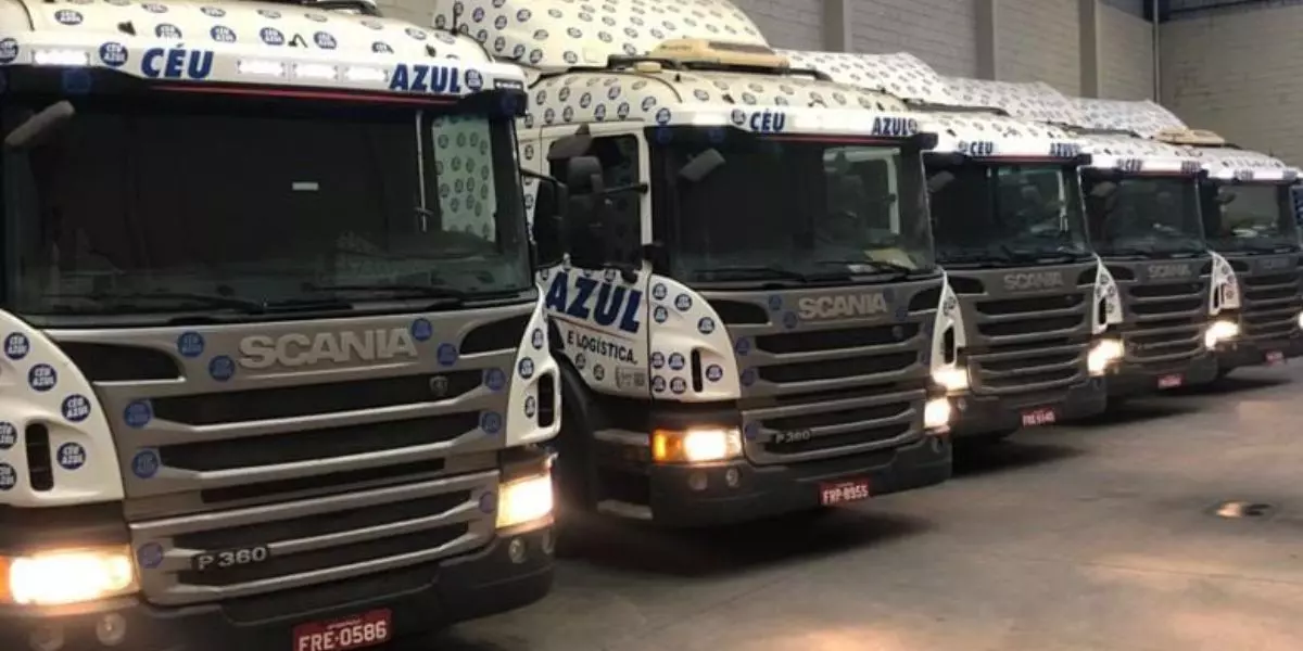 A foto mostra uma frota de caminhões da Céu Azul Transportes