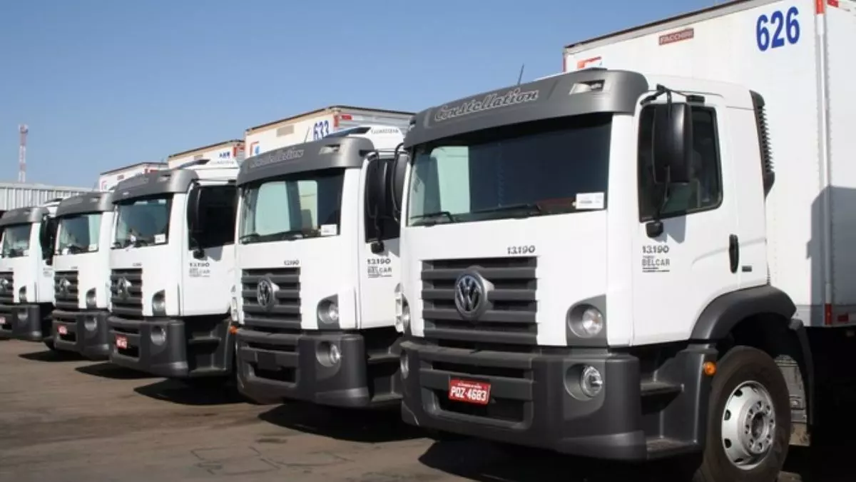 A foto mostra uma frota de caminhões da JC Distribuição