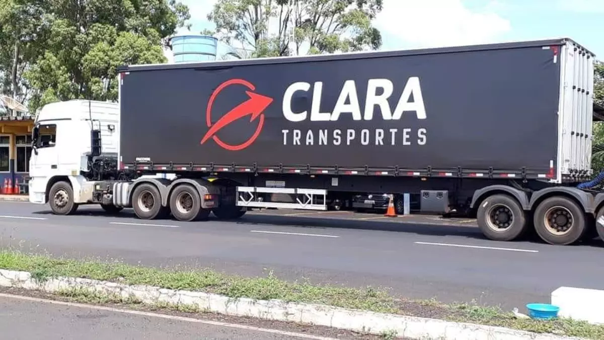 A foto mostra uma carreta da Clara Transportes
