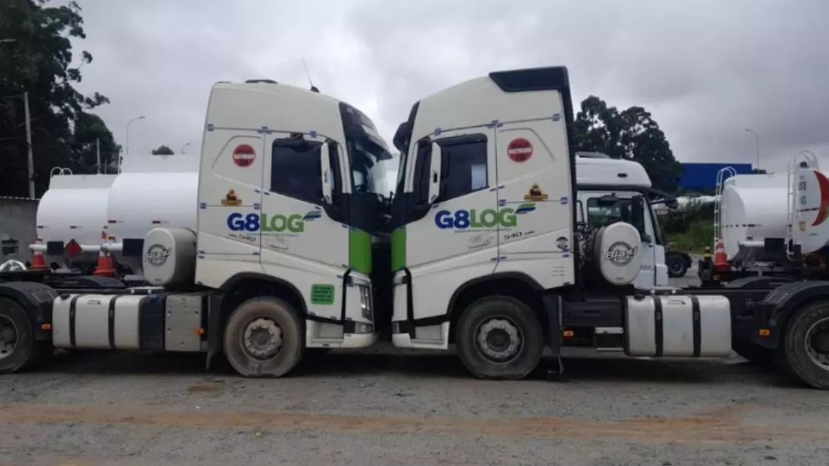 A foto mostra 2 caminhões da G8 Log