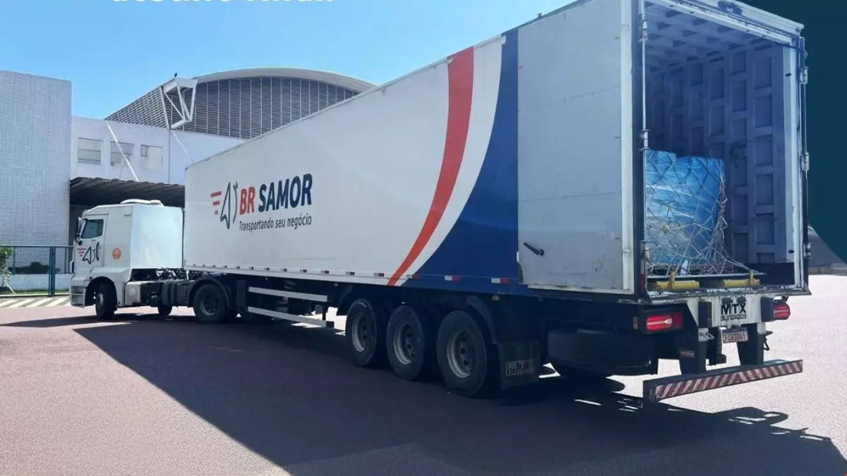 A foto mostra uma carreta da BR Samor