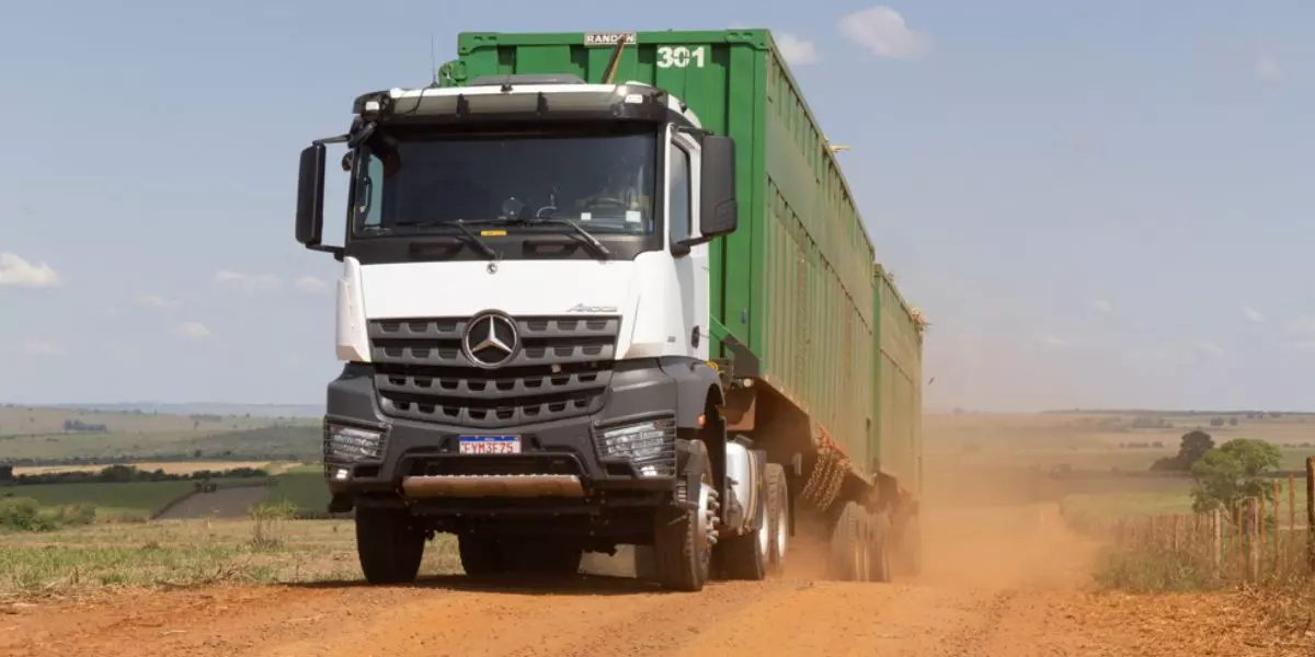 A foto mostra uma carreta da Usina Batatais