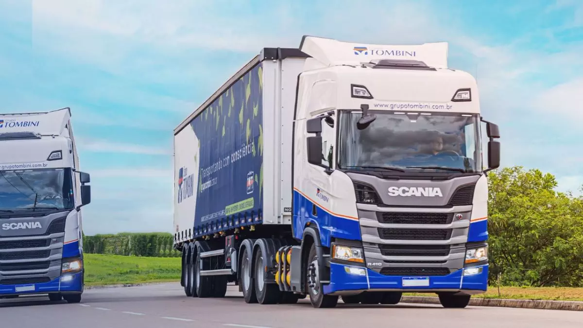 A foto mostra duas carretas do Grupo Tombini