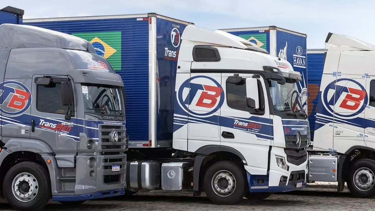 A foto mostra uma frota de caminhões da Transben