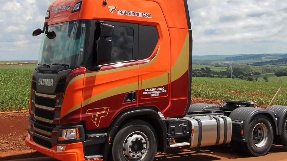 A foto mostra um caminhão da Transpanorama