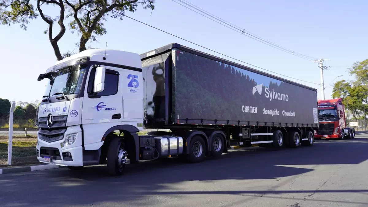 A foto mostra uma carreta da Lotrans