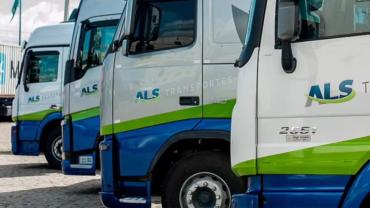 A foto mostra uma frota de caminhões da ALS Logística