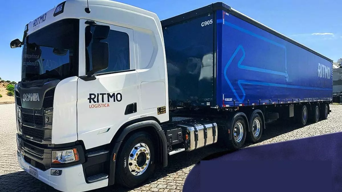 A foto mostra uma carreta da Ritmo Logística
