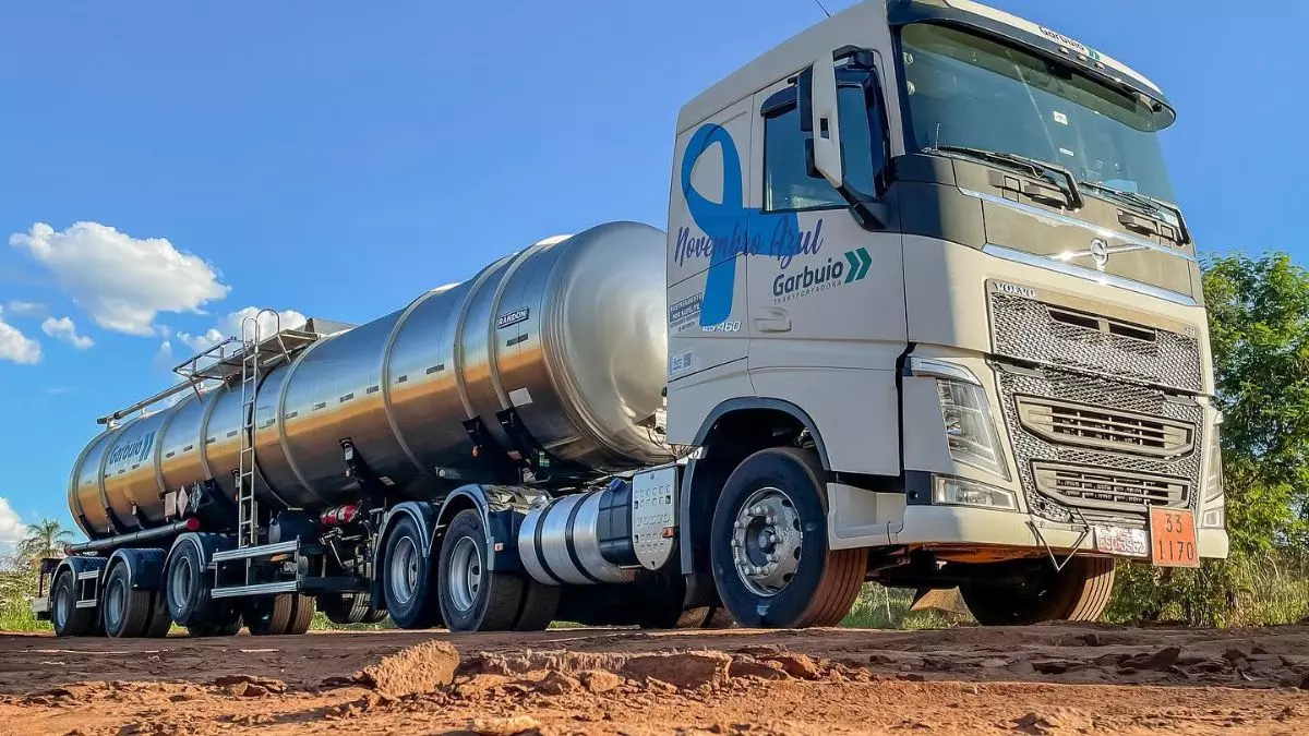 A foto mostra uma carreta da Garbuio Transportadora