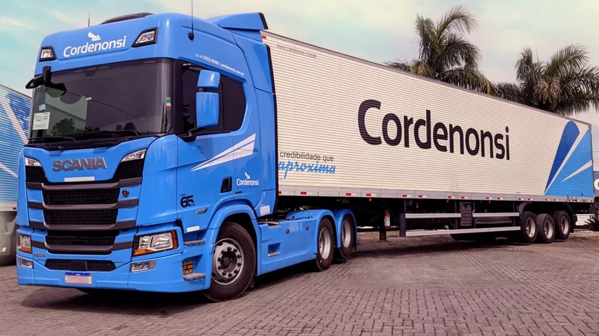 A foto mostra uma carreta da Cordenonsi