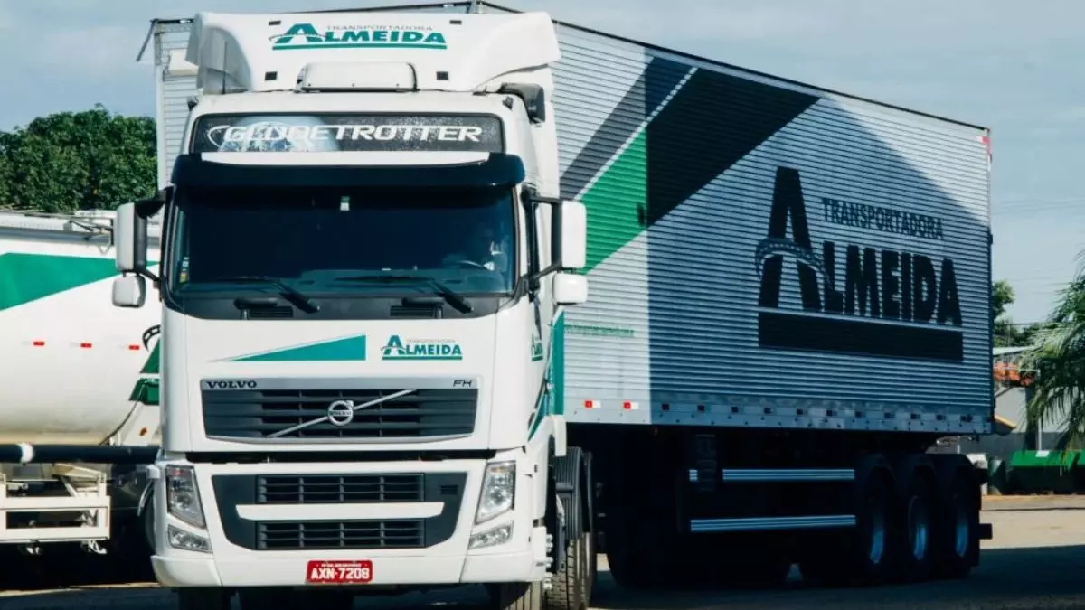 A foto mostra uma carreta da Transportadora Almeida
