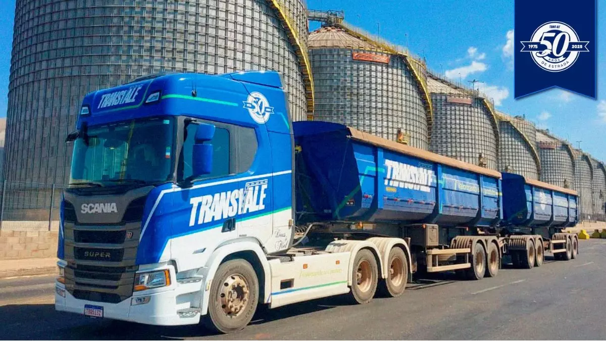 A foto mostra uma carreta da Transvale