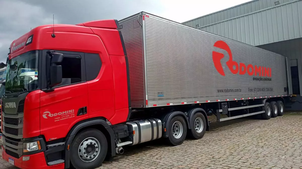 A foto mostra uma carreta da Rodomini Transportes