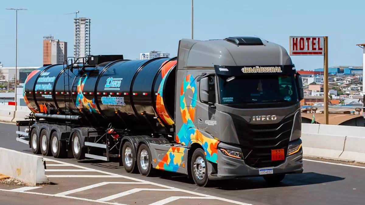 A foto mostra uma carreta da Irmãos Gral Transportes