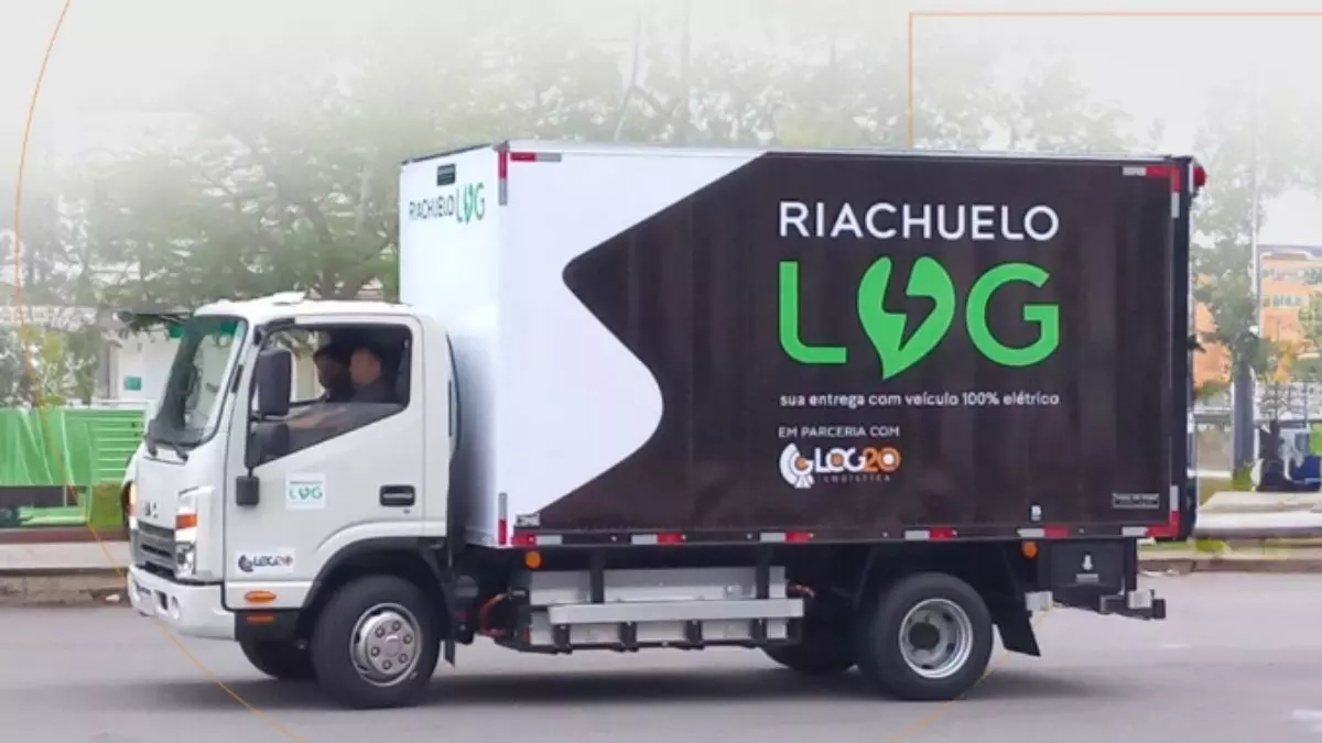 A foto mostra um caminhão 3/4 da Log20 Logística