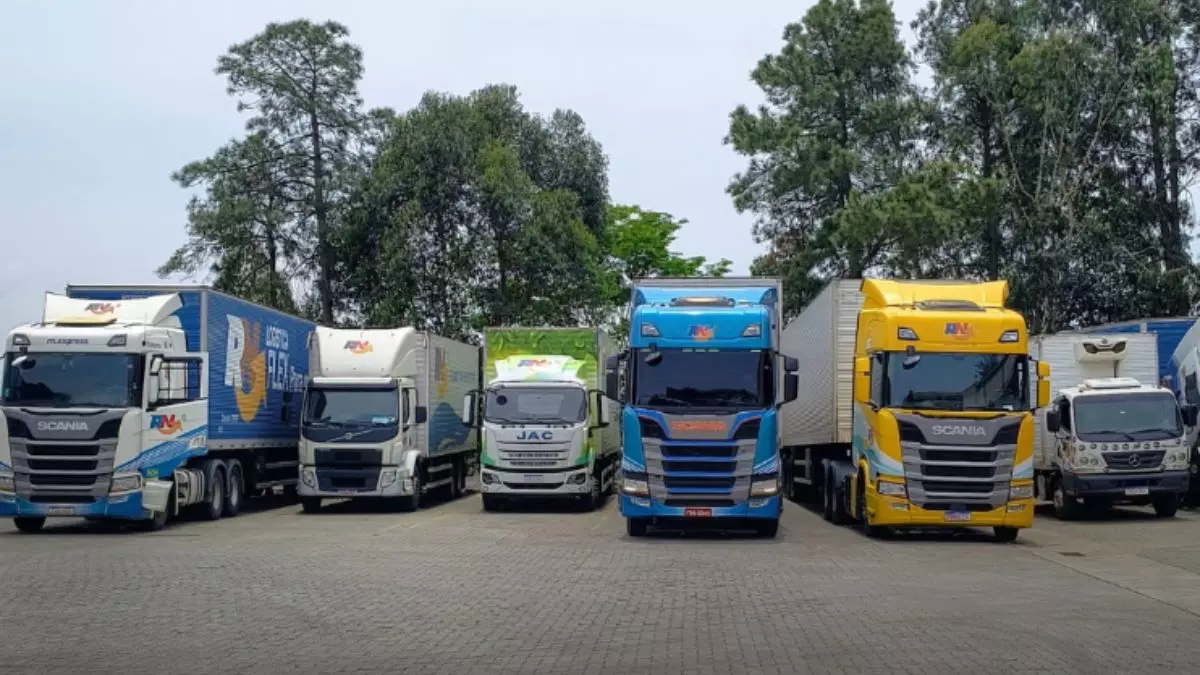 A foto mostra uma frota de caminhões e carretas da RN Logística