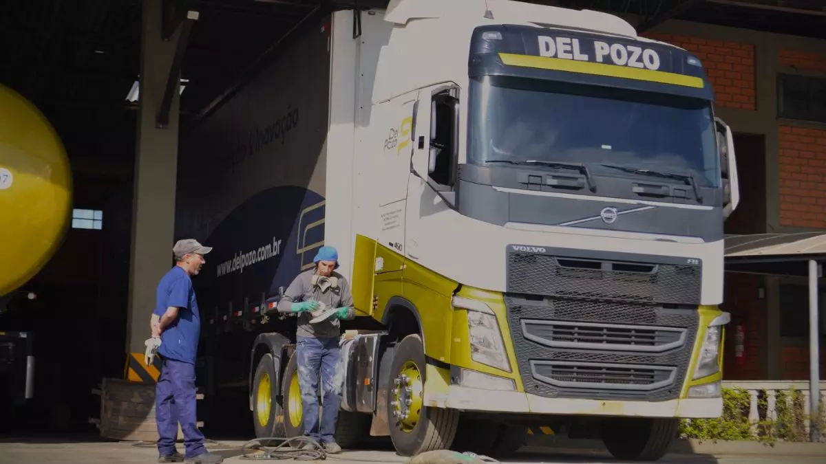 A foto mostra uma carreta e 2 funcionários da Del Pozo Transportes