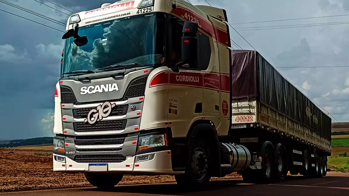 A foto mostra uma carreta graneleiro da Cordiolli Transportes
