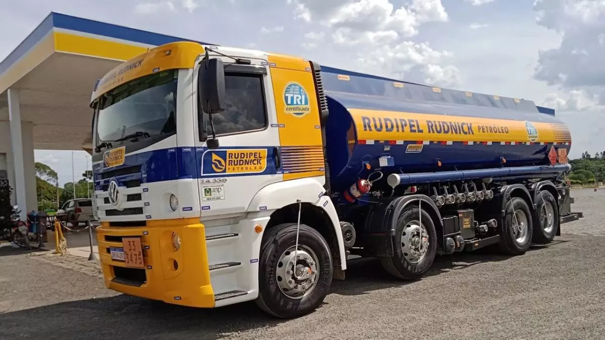 A foto mostra um caminhão da Rudipel Rudnick