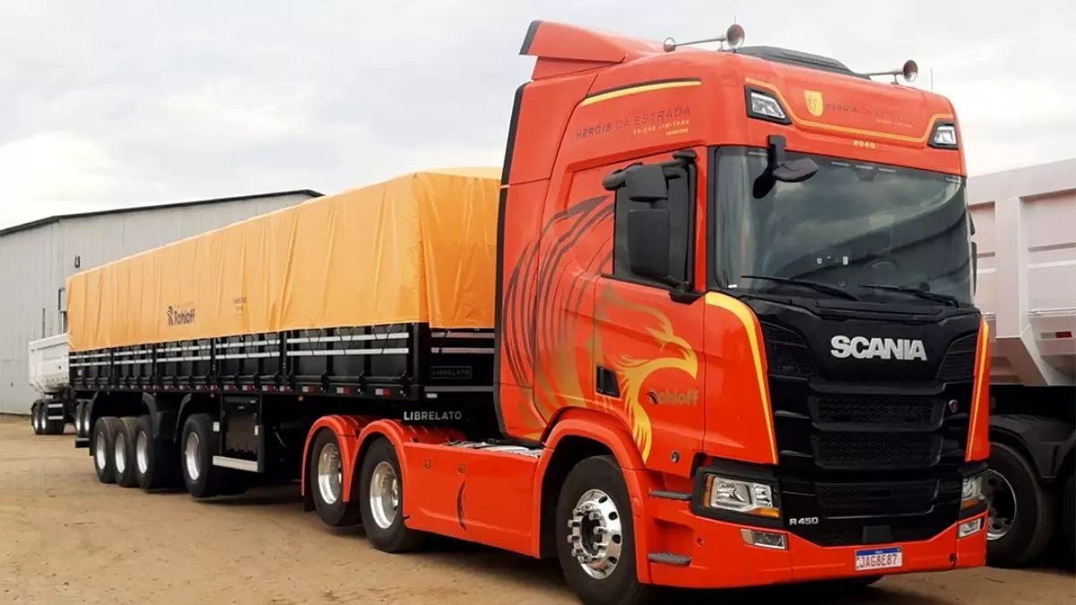 A foto mostra uma carreta da Transportes Rohloff