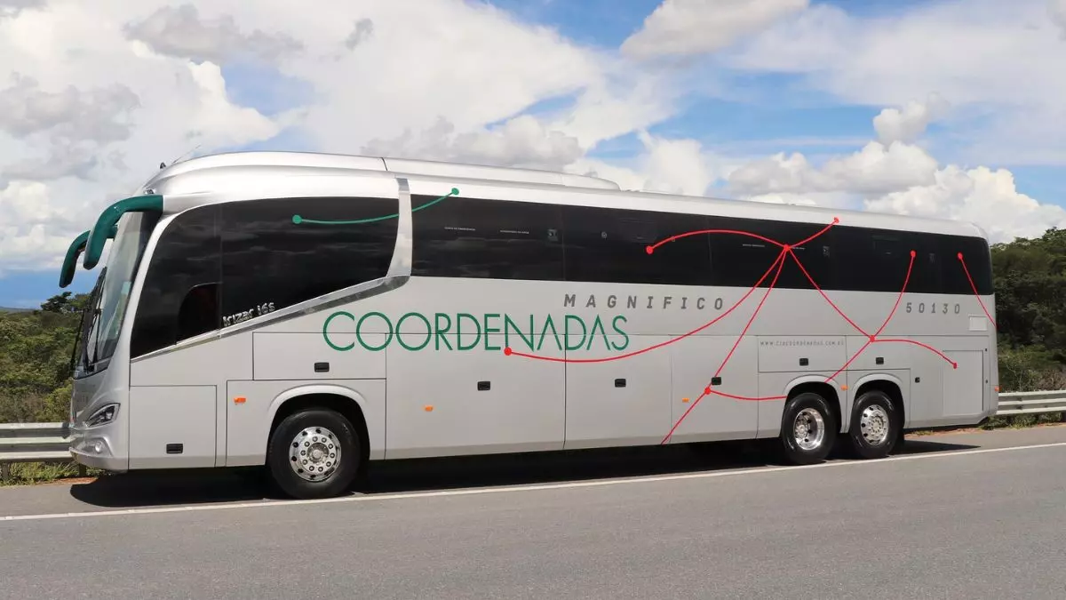 A foto mostra um ônibus da Cia Coordenadas