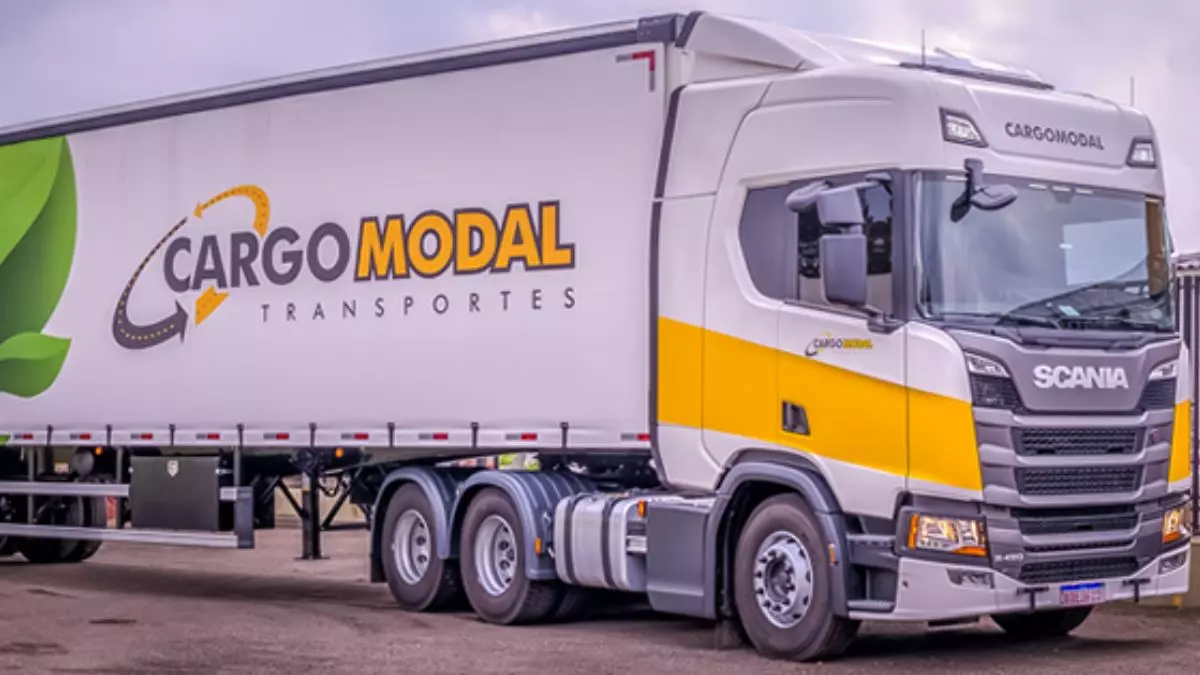 A foto mostra uma carreta da Cargo Modal