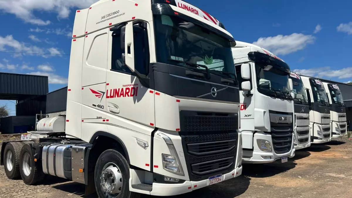A foto mostra uma frota de caminhões da Transportadora Lunardi