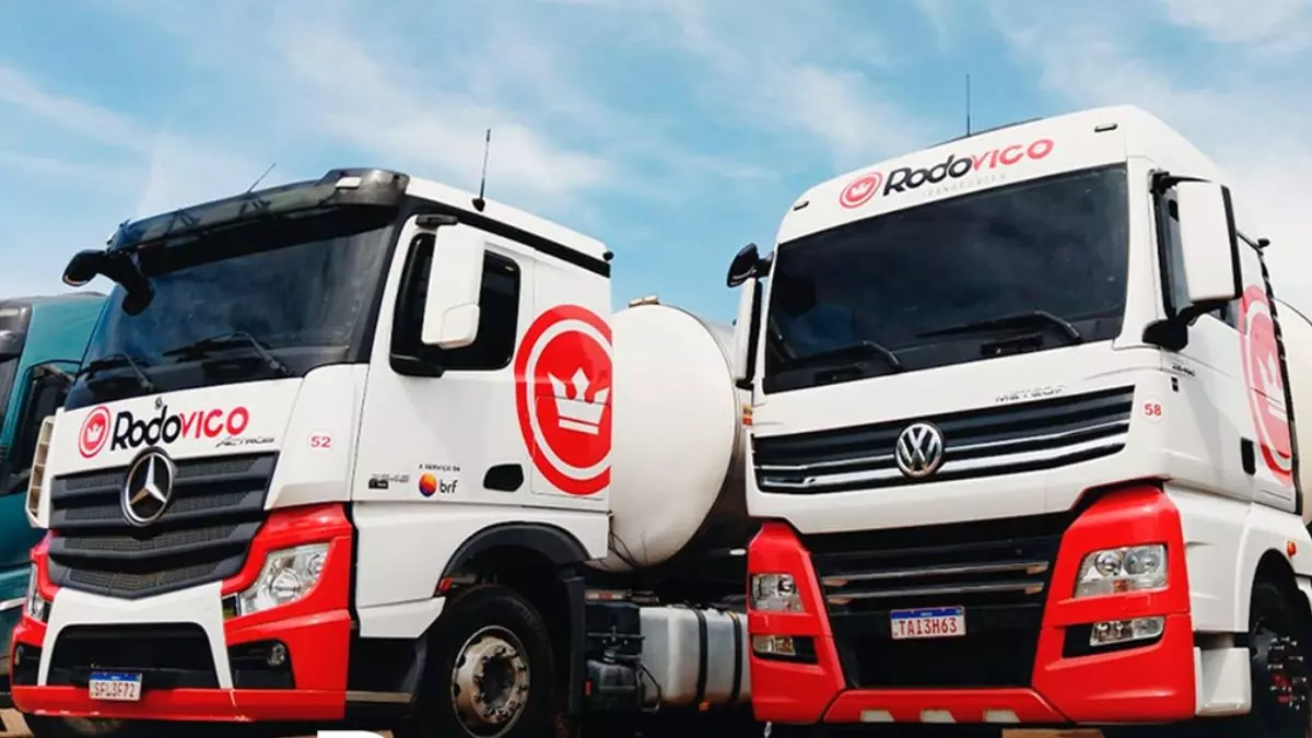 A foto mostra dois caminhões da Rodovico Transportes