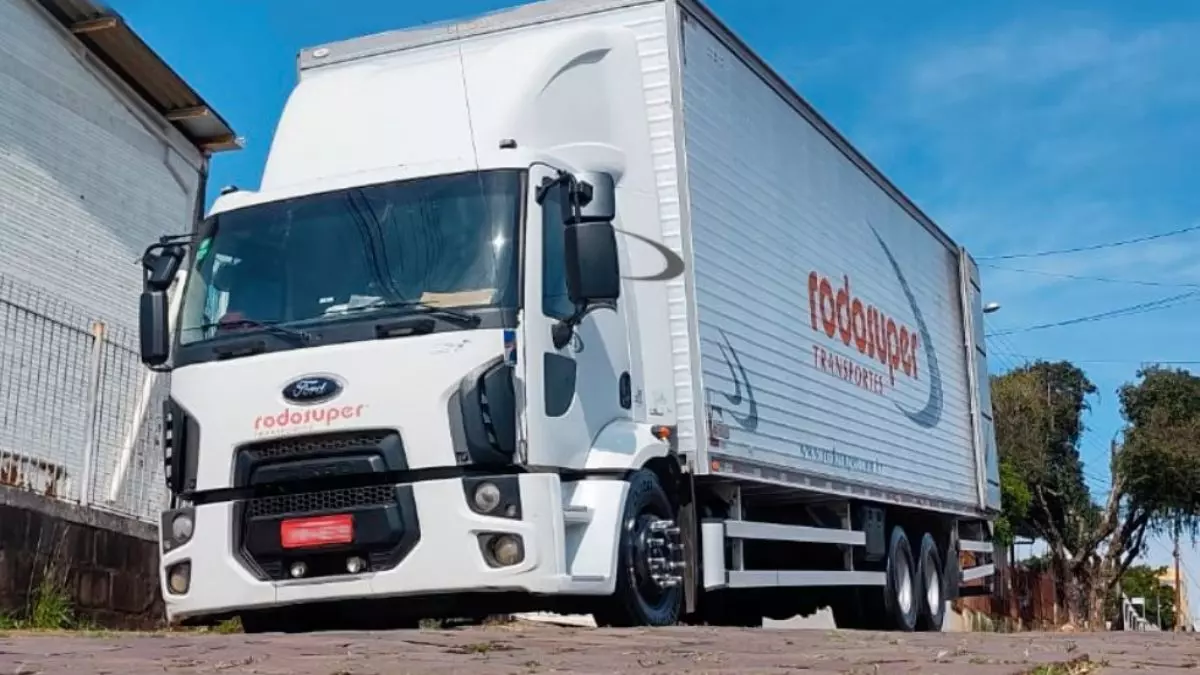 A foto mostra um caminhão da Transportes Rodosuper