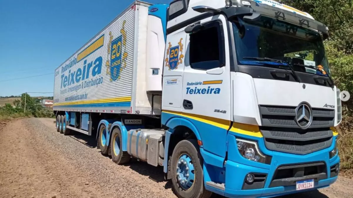 A foto mostra uma carreta da Teixeira Logística